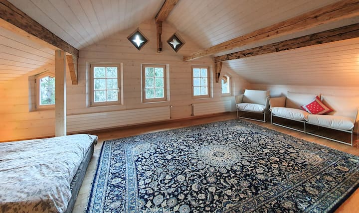 غرفة نوم في الطابق العلوي