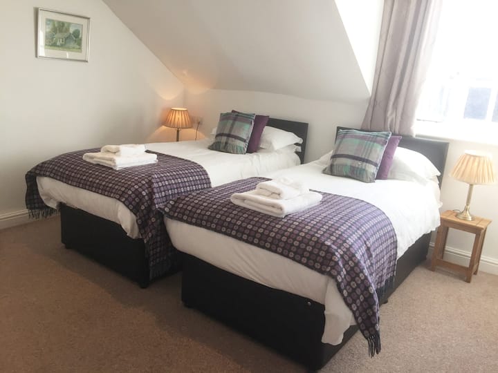 Стаята с 2 единични легла имаше собствена стая със самостоятелен душ