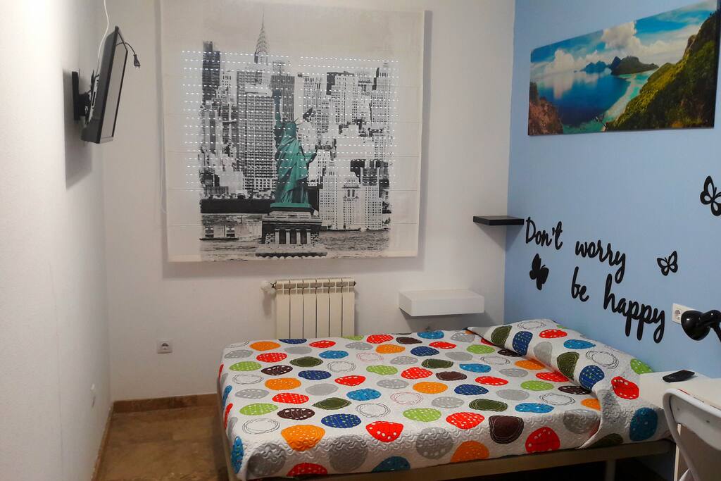 Cama de 1,35 m. Habitación comoda.
