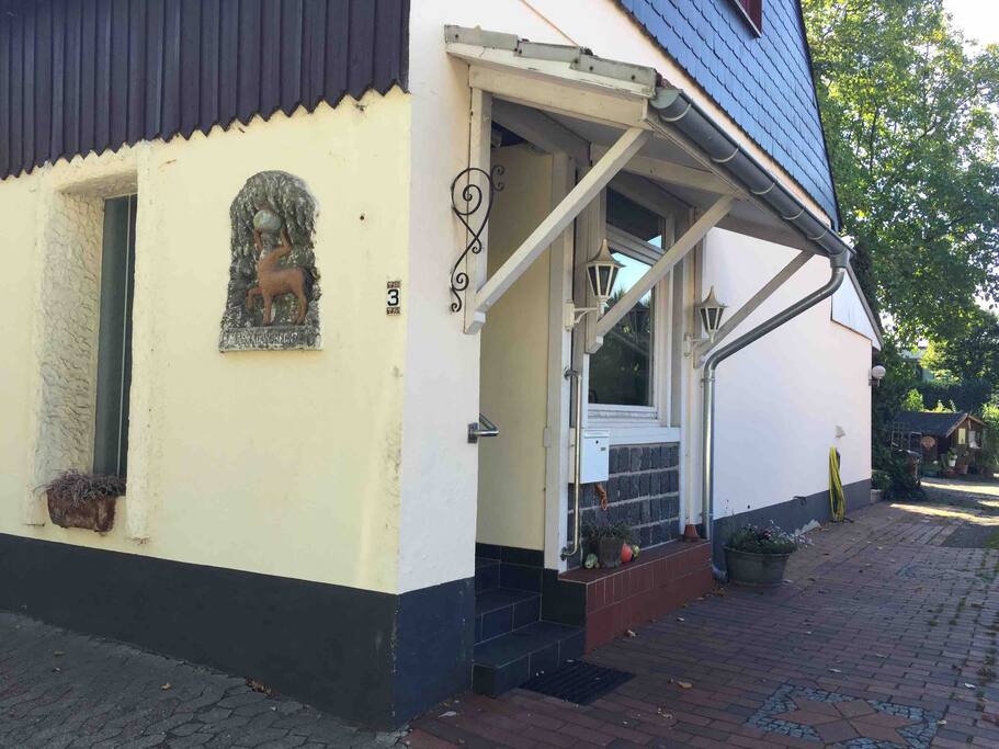 Bitte eintreten...in diesem schönen Altbau werdet ihr wohnen.
Im Hof am Ende der Einfahrt dürft ihr euern PKW parken. Es gehört ein Stellplatz zur Ferienwohnung.