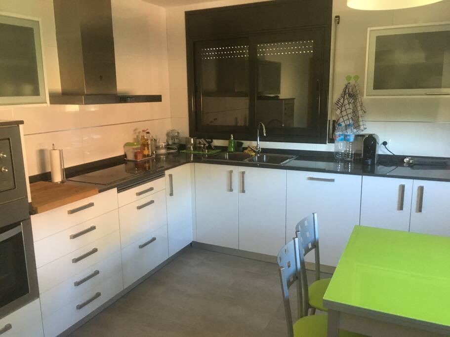 Cocina equipada con vitrocerámica, horno, microondas, nevera y lavavajillas. También cuenta con Nespresso.