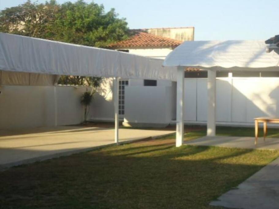uma tenda com capacidade para até 140 pessoas sentadas.