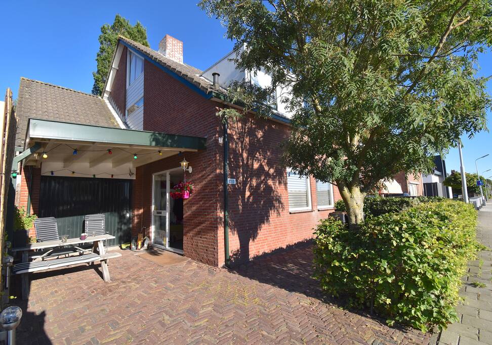Ook aan de voorzijde van het huis kan je goed zitten. Met uitzicht over het water.