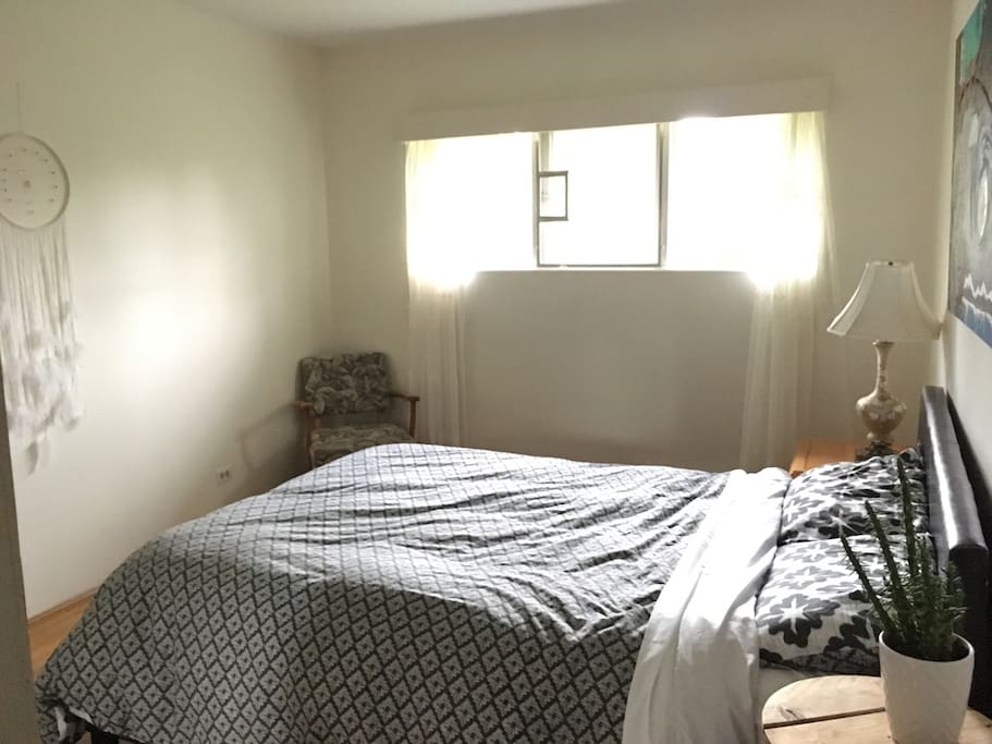 Master Bedroom ( Queen)