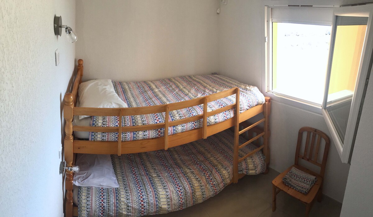 חדר שינה משני עם 90 מיטות קומתיים