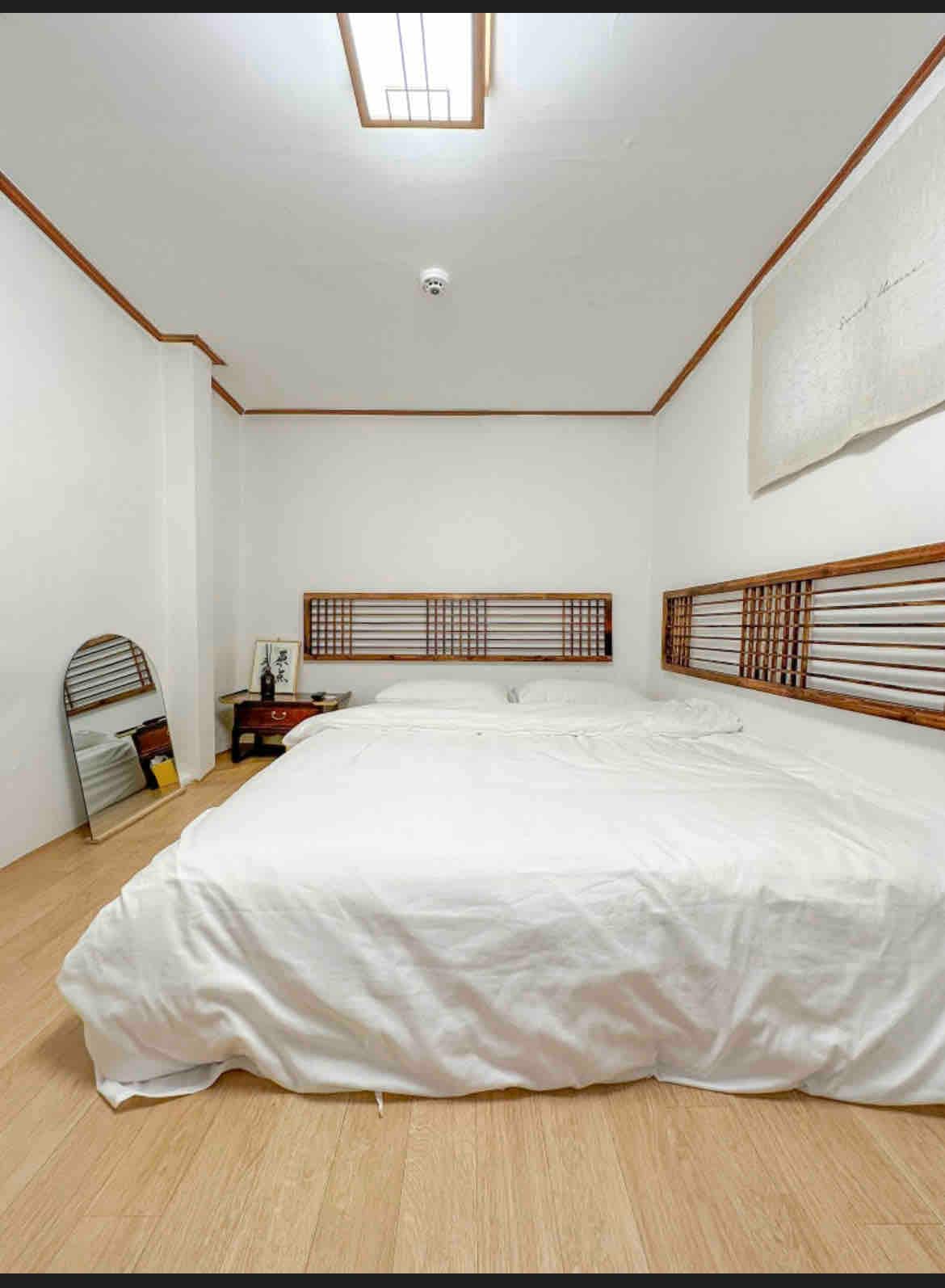 Es una habitación con un tamaño king. Espacio acogedor.