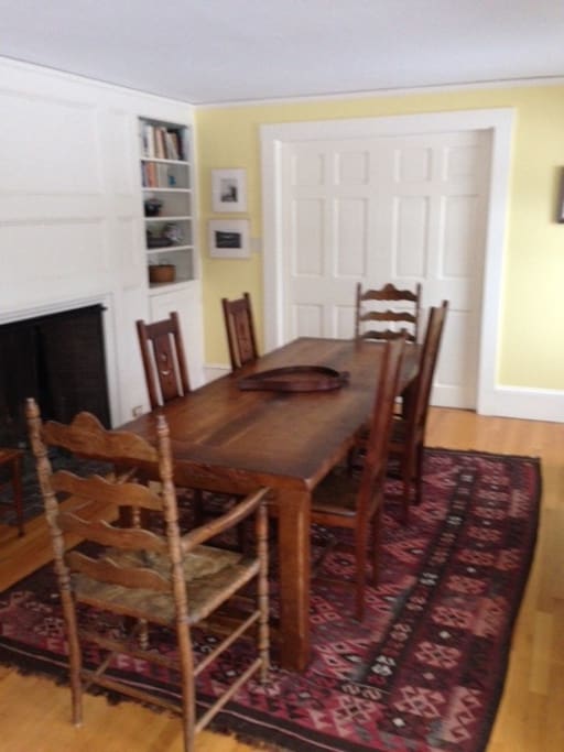 table seats 8 (more with 2 leaves)