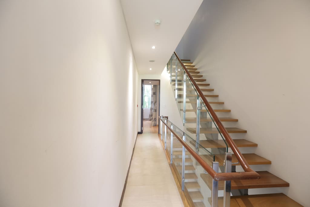 Cầu thang từ tầng hai dẫn đến tầng ba.
