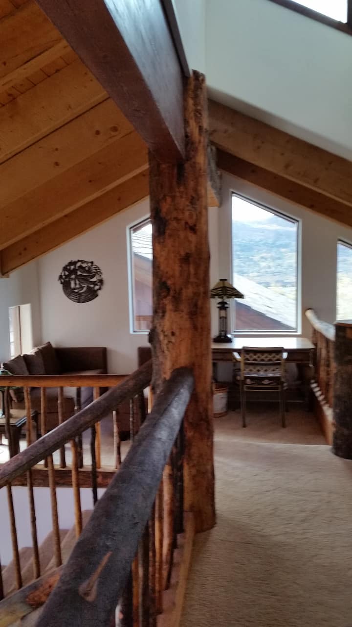 Lit simple supplémentaire à l'étage dans le loft/le palier.