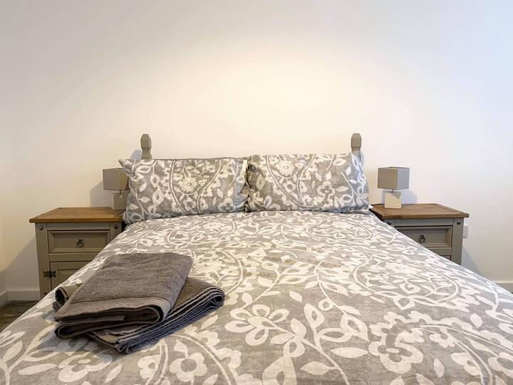 غرفة نوم رئيسية بسرير مزدوج وخزانة ملابس مزدوجة وغرفة استحمام داخلية.