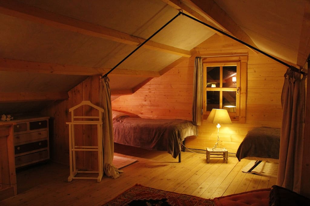 A l'étage 2lits simples séparés du lit double par un rideau