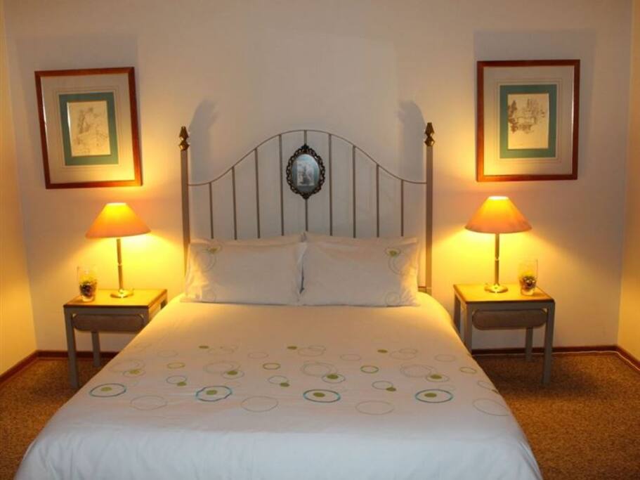 Q/Bed (Room 2)