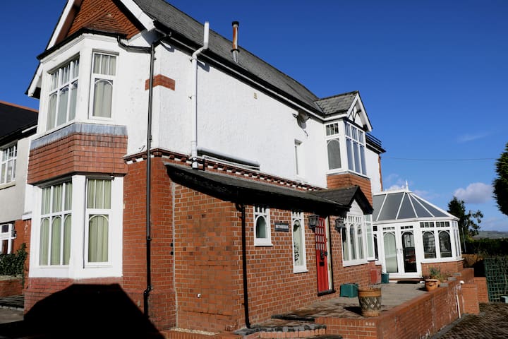 4 Bedroom Spacious Edwardian Villa