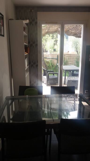 Coin repas (vue terrasse)