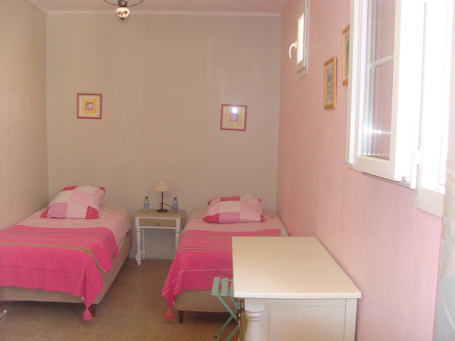 Chambre 2 (2 lits 90 - draps fournis)