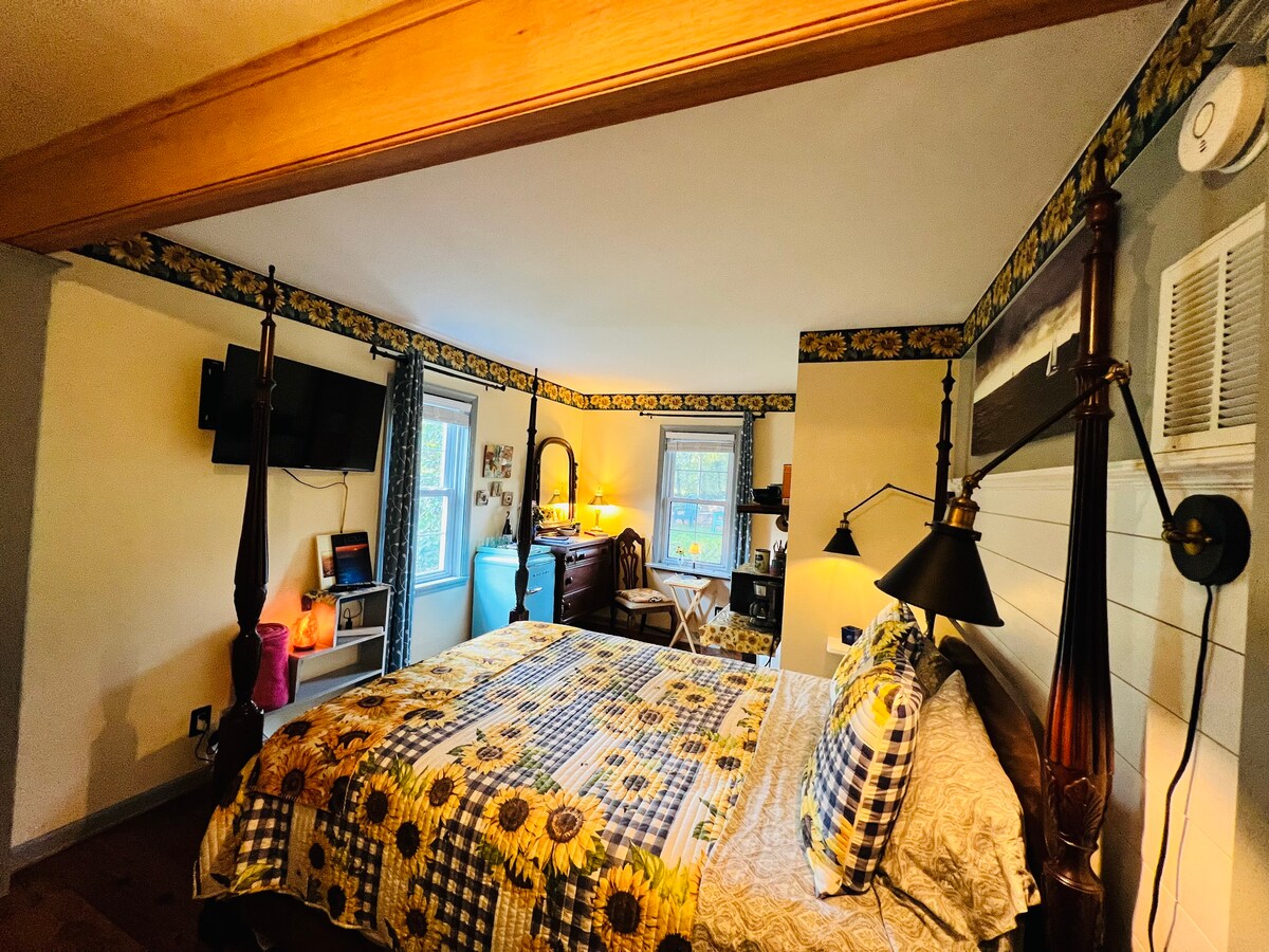 سرير كوين عتيق بأربعة ملصقات مع مرتبة جديدة تمامًا!