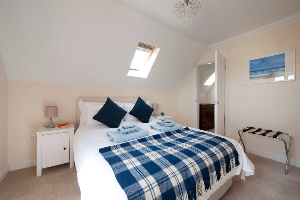 Double bedroom - view to landing