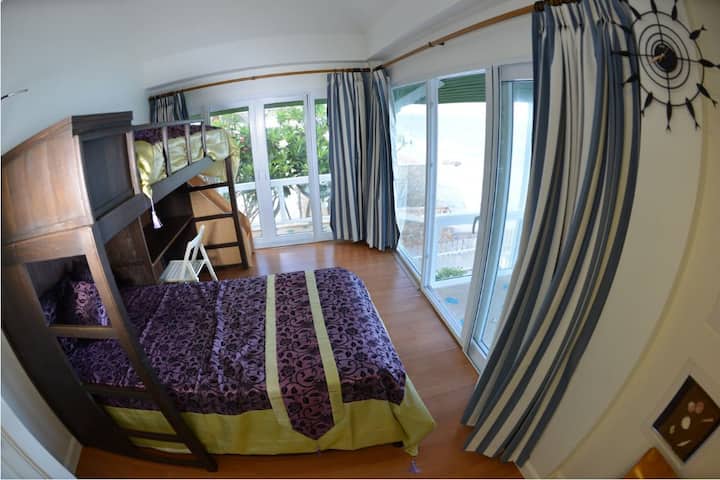 חדר שינה עליון שני. מיטות קומתיים, מיטה זוגית עם מיטה נוספת מתחתיה.