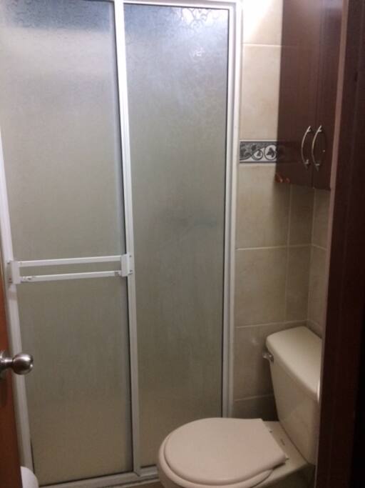 Baño y ducha independiente