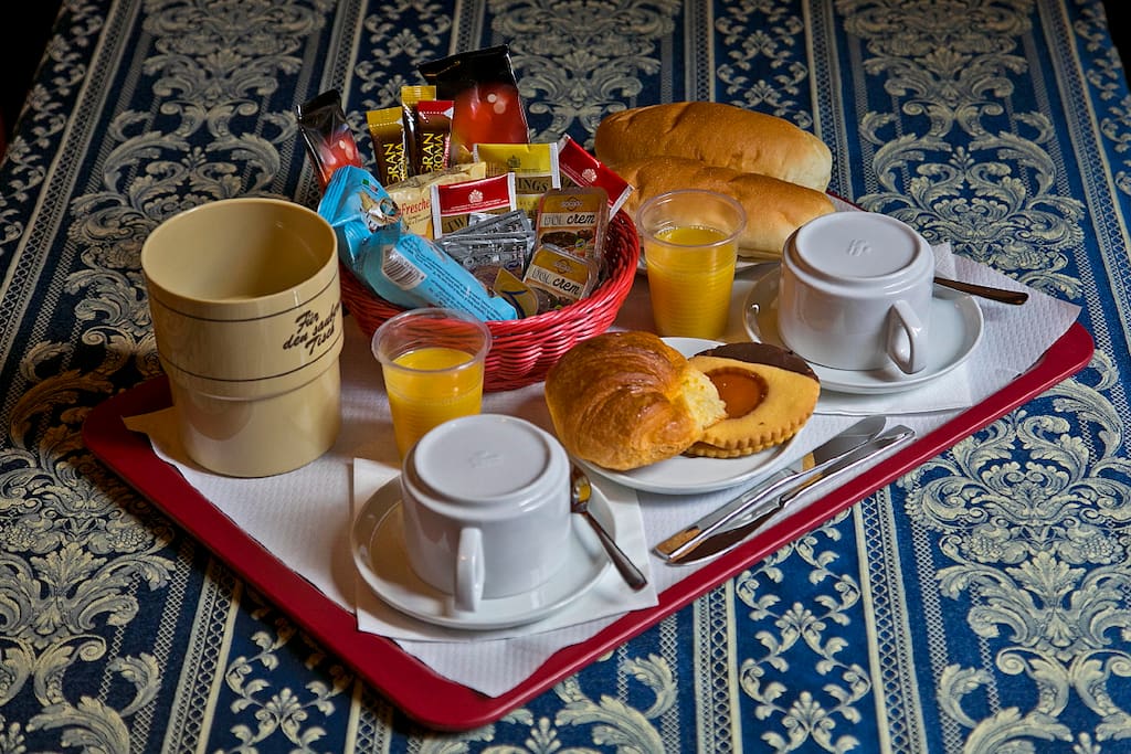 Camera spaziosa (fino a 4 persone) con bagno privato. Wi-Fi, servizio pulizia e colazione inclusi.