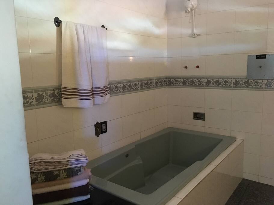 Banheiro de suite com banheira.
