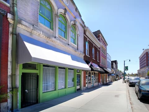 Successful Airbnb property: Large Condo in Downtown Memphis in Central Business District