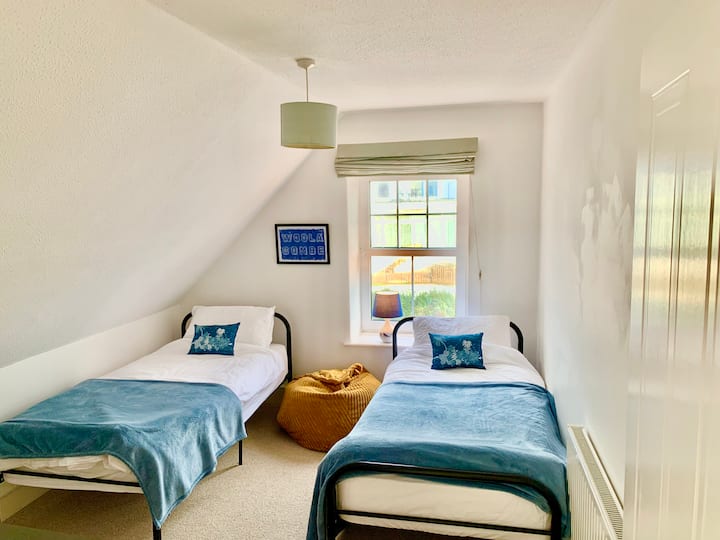 Chumba cha kulala 3 (pacha) na maoni mkali mashariki juu ya Woolacombe na downs. Pamoja na kifua kikubwa cha droo na TV ya ziada kwa ajili ya kuweka vitu vidogo vidogo vilivyoburudishwa.