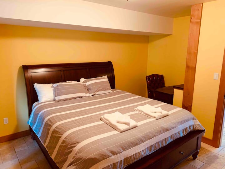 Dormitorio con cama tamaño king en el nivel inferior