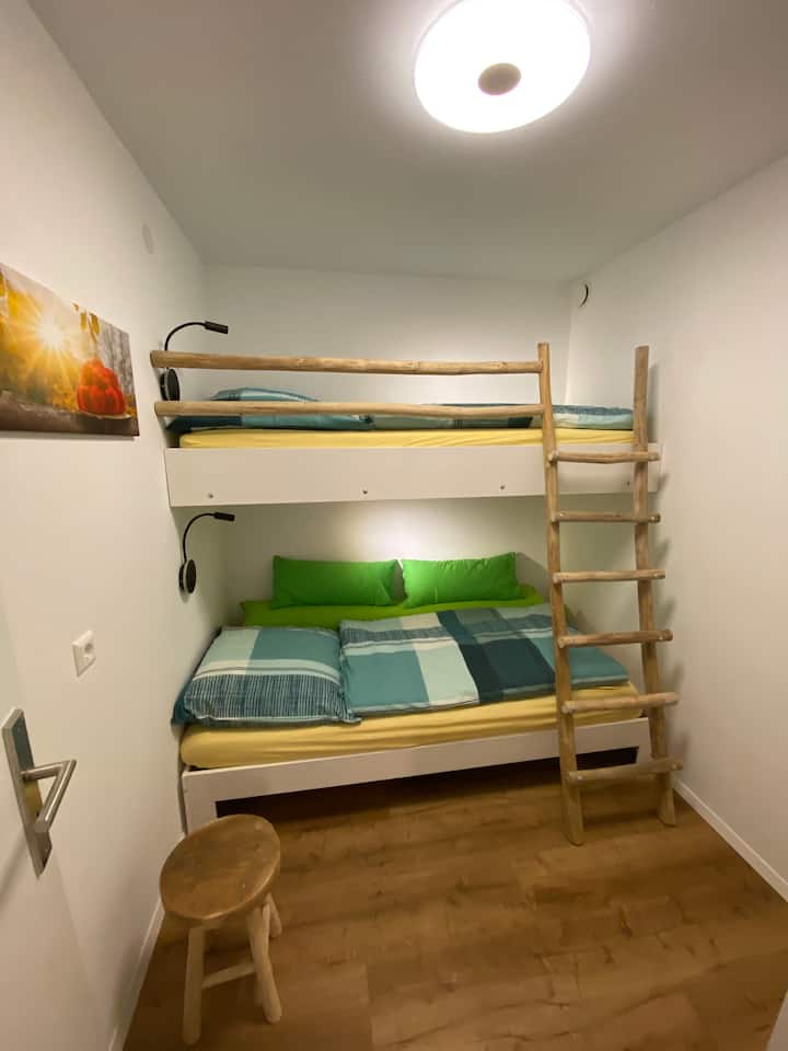Schlafzimmer 1