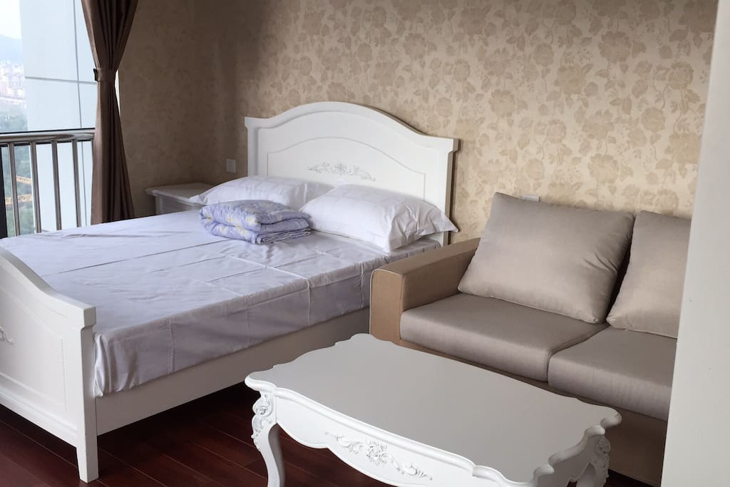 Queen size bed and sofa
1.5米双人床,席梦思床垫