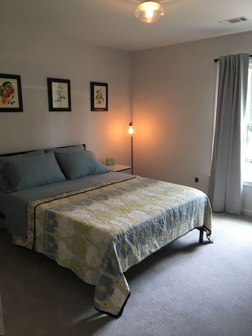Private room with queen size bed