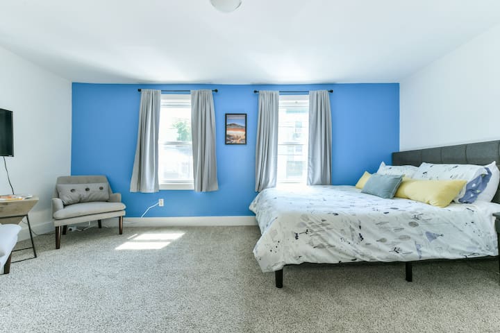 ☆FANTASTIC CONDO☆ Close to Airport, T, Downtown