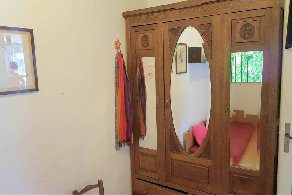 Otro cuarto para colgar ropa y dejar petates.