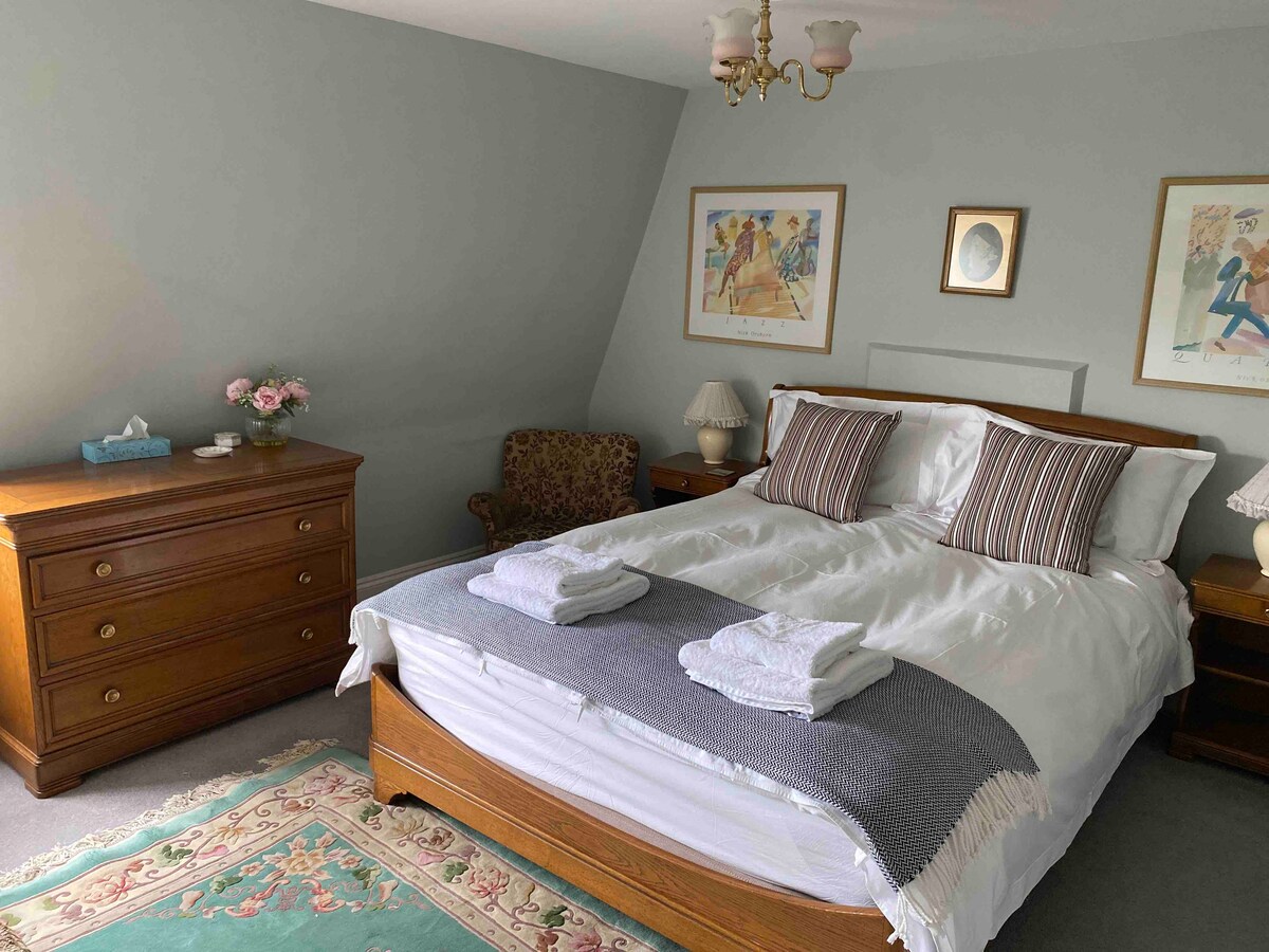 חדר שינה ראשי עם חדר הלבשה/תינוקות או פעוטות, מקום שינה ממש ליד אימא וספא אם הם צריכים.