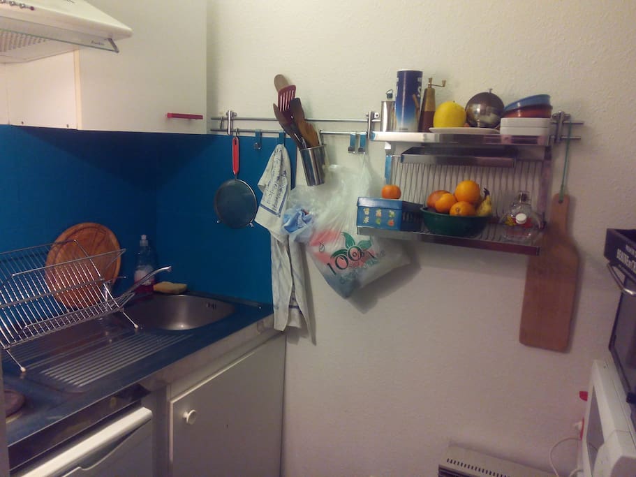 cuisine avec frigo, micro-onde et four électrique!