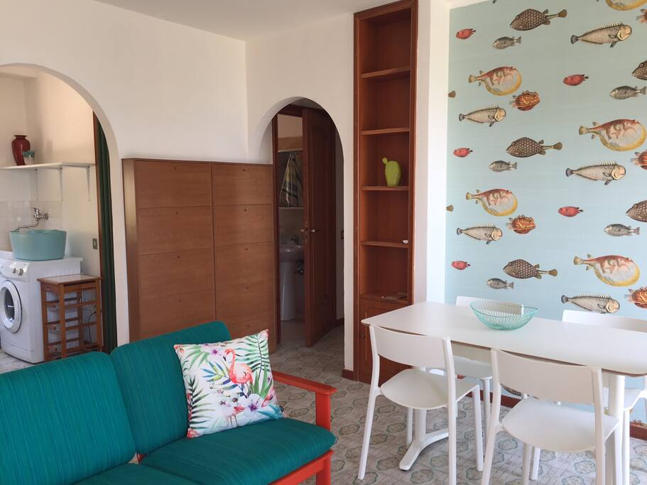 The living room through the rooms / Il salotto verso le stanze