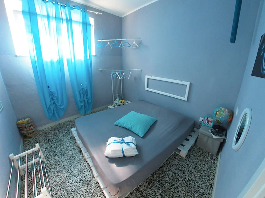 THE BLUE ROOM OF CIAO BELLA is a double bedroom for single use, colorfull, creative design and forniture