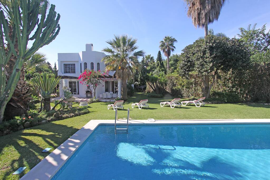 Hugh tropical garden area whit pool