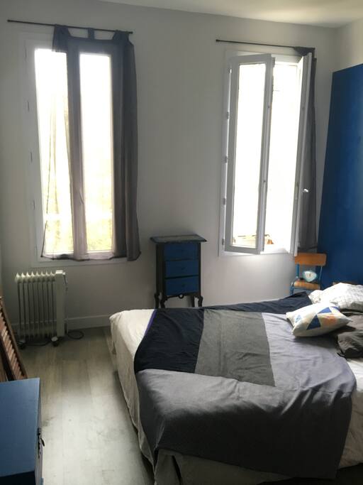 Petite chambre au fond du jardin. Il n'y a
pas de point d'eau.