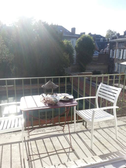 Le balcon avec vue sur les hôtels particuliers environnants