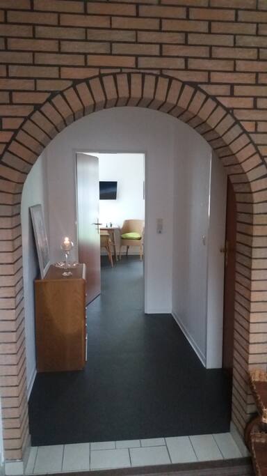 De ingang naar de kamer. Aan rechterkant is de privé badkamer.