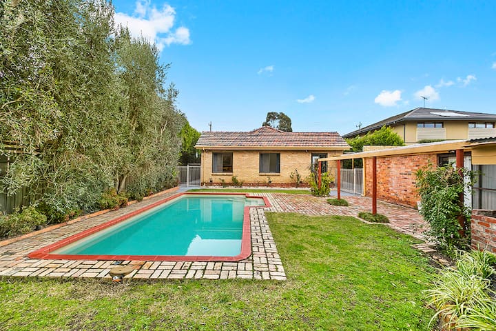 Luxe 4BR Home, Pool, Bungalow near Brighton Beach gallery image 4