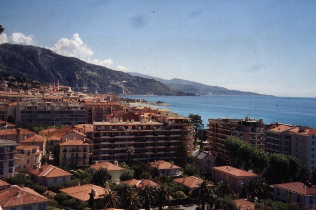 Vue sur la baie de Menton côté Italie