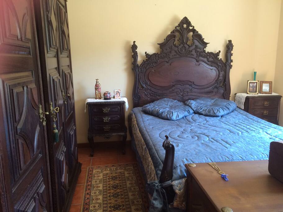 Quarto de casal com roupeiro e gavetas