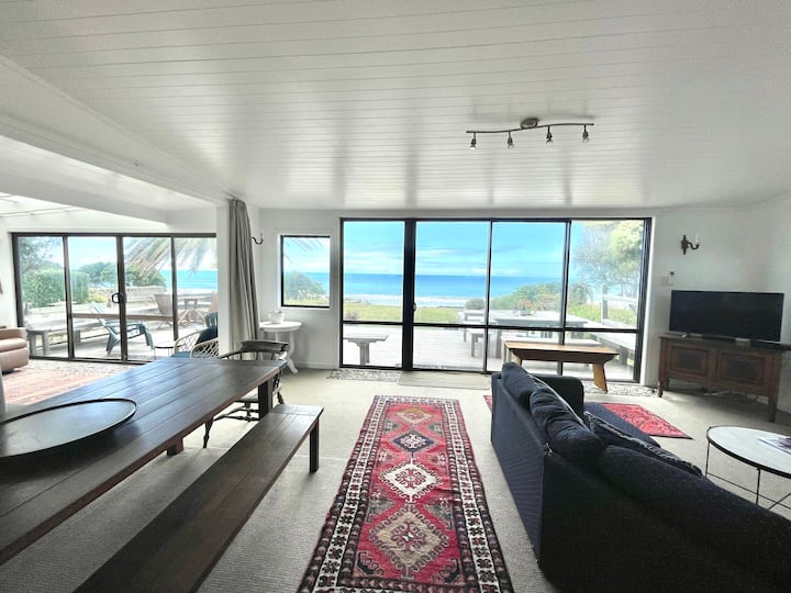 Beachfront Wainui Large Home. No Pets! - Gisborne