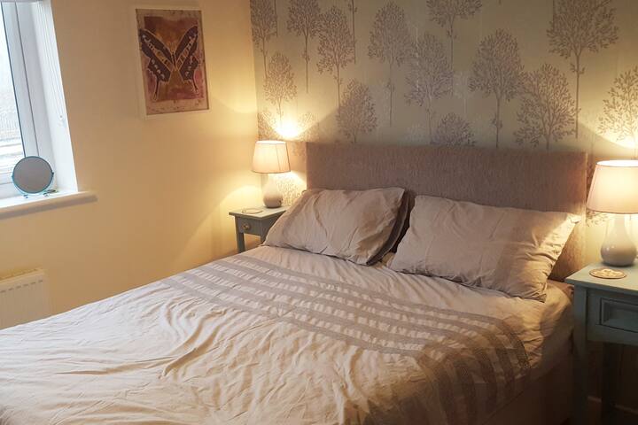 Spacious en-suite double bedroom in new townhouse