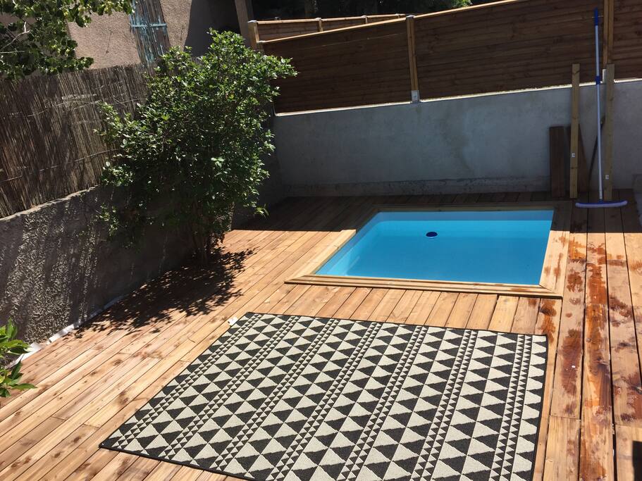 Piscine prête pour cet été en cours d aménagement .