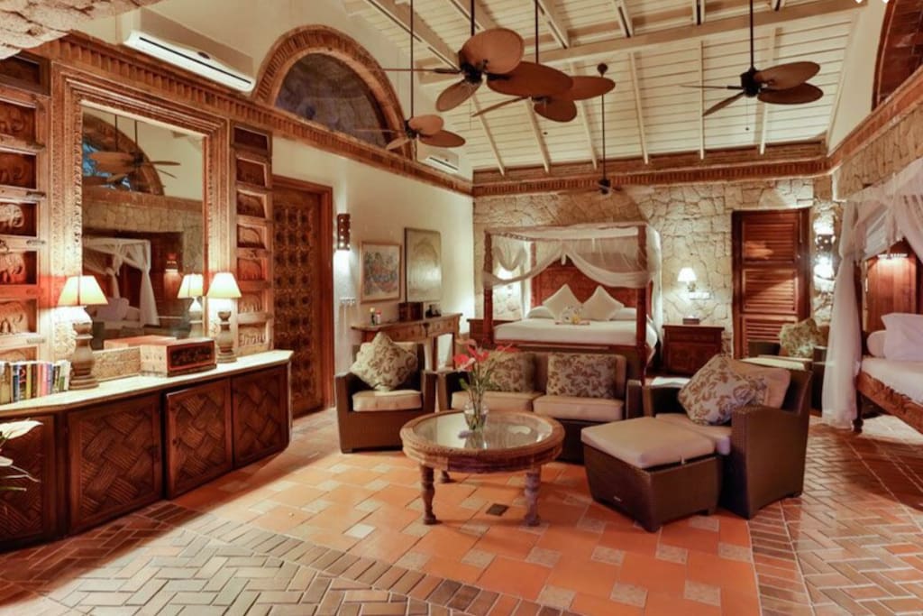 Pool Suite with King Size Four Poster Bed and private luxury bathroom
