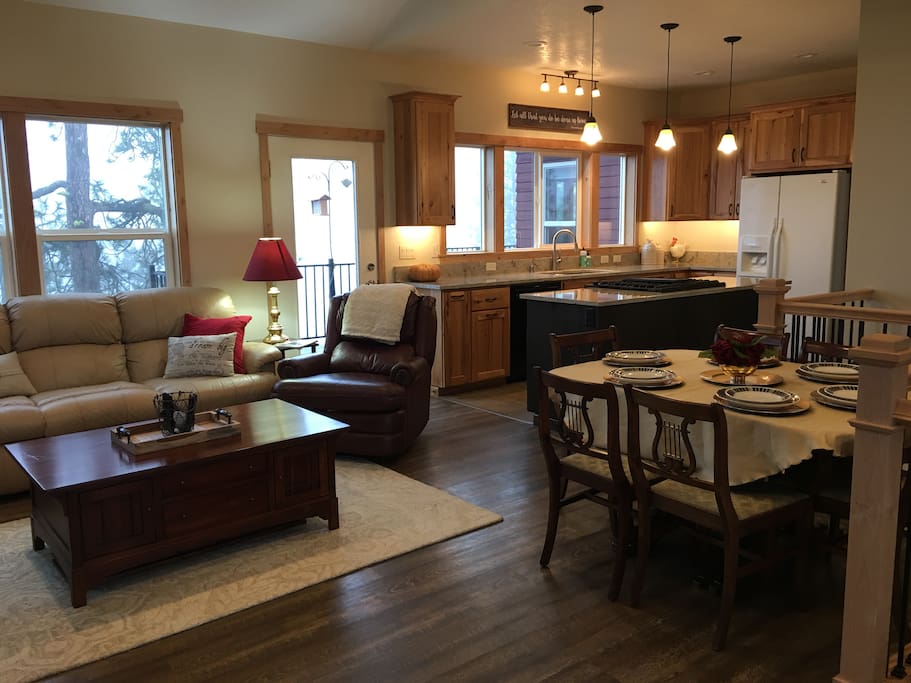 Open living room, vaulted ceilings, main floor