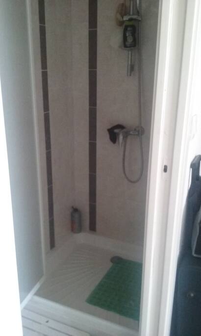 Coin douche dans la chambre